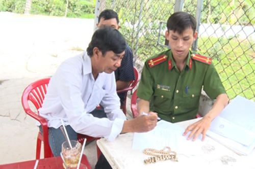 Lừa vợ bị cướp để mang vàng đi bán lấy tiền tiêu xài