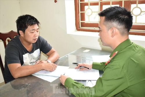 Đổ xăng đốt xe của hàng xóm để 'xả giận'