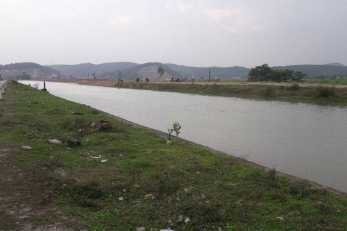 Rủ nhau tắm ở sông Đào, 1 em học sinh bị nước cuốn mất tích