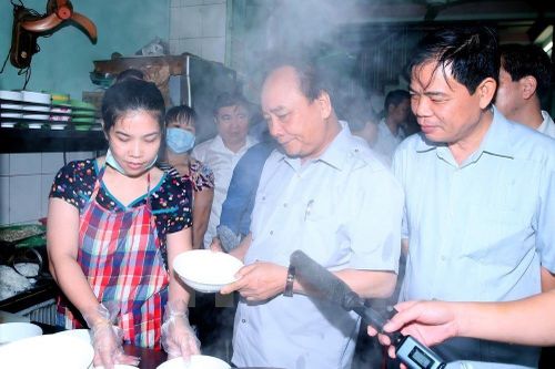 Vị chính khách 'bình dân' đi chợ đầu mối, lội nước thăm đồng bào