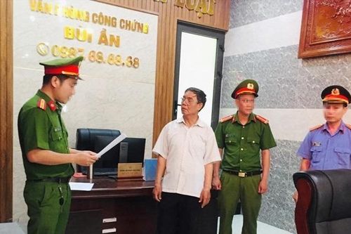 Giúp giám đốc làm giả hàng loạt sổ đỏ, Trưởng phòng công chứng bị bắt