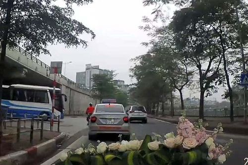 Tài xế taxi ở Hà Nội che biển số xe trốn phạt nguội