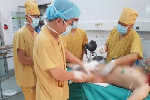 Nhiễm trùng, hoại tử da sau khi tự dùng thuốc nam trị bệnh
