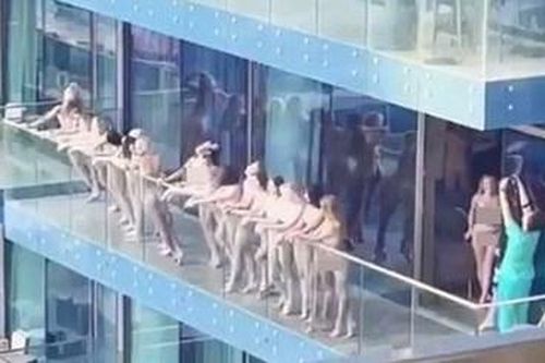Tổ chức chụp ảnh nude trên ban công ở Dubai, hơn chục người bị bắt