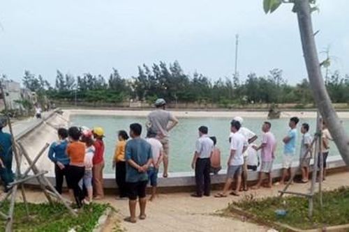 Chơi bên hồ nước trong khu dân cư, 2 em nhỏ đuối nước thương tâm