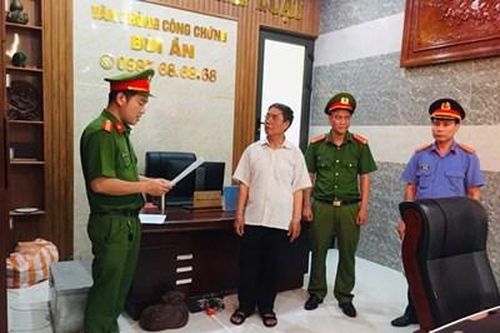Tiếp tay cho tội phạm, Trưởng phòng công chứng bị khởi tố bắt tạm giam