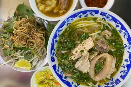 Quán bún bò mỡ nổi có một không hai tại TP.HCM