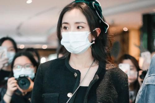 Dương Mịch mặc quần đùi đi quay show, nhìn đến đôi chân netizen xót xa vì gầy như que tăm