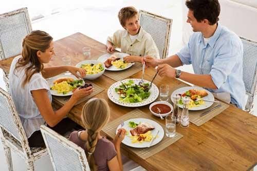 Tác hại đáng sợ của việc uống nước trong bữa ăn