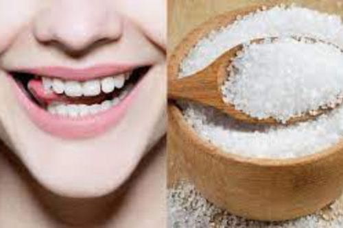 Cách tẩy trắng bằng muối đánh bay cao răng, mảng bám ố vàng trong 5 phút