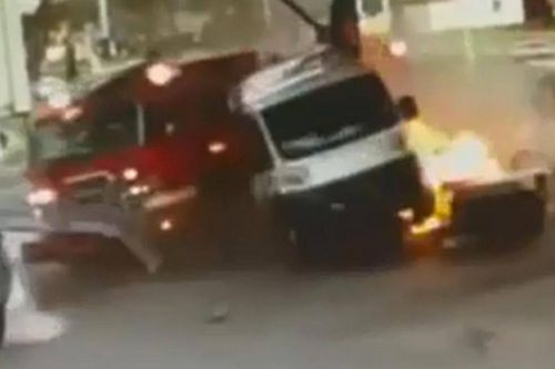 Tai nạn bất ngờ khiến xe cứu hỏa đâm đổ cây xăng gây hỏa hoạn