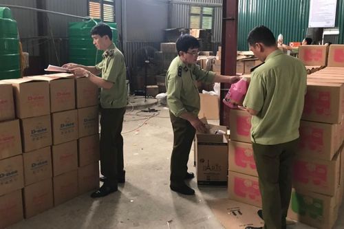 Phát hiện cơ sở sản xuất hàng nghìn can nước giặt giả mạo nhãn hiệu nổi tiếng