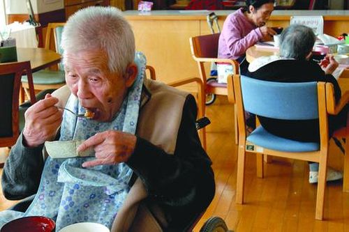 Nhật Bản: Ngày càng nhiều người trẻ bỏ rơi cha mẹ vì gánh nặng tiền bạc
