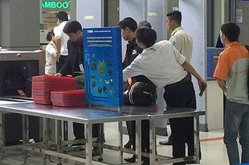 'Cầm nhầm' điện thoại ở sân bay, hành khách nam bị bắt sát giờ bay