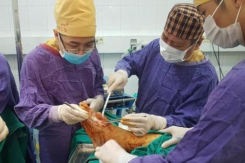 Hoại tử da, nhiễm trùng nặng, suy đa tạng sau khi sử dụng thuốc Nam