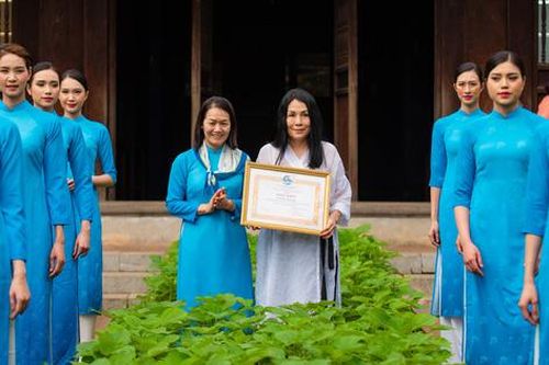 Nhà thiết kế Minh Hạnh nhận Bằng khen của Hội LHPN Việt Nam