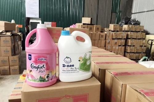 Hà Nội: Triệt phá cơ sở sản xuất nước giặt giả mạo nhãn hiệu D-nee, Comfort 'bằng xô chậu'