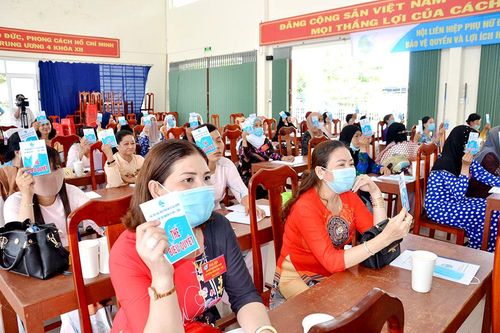 Phụ nữ ấp Hà Bao 1 tích cực vận động nhân dân tham gia bảo hiểm y tế