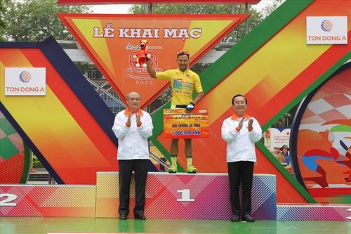 Cuộc đua xe đạp Cúp truyền hình HTV 2021: Lê Nguyệt Minh giành cú đúp áo vàng - xanh chặng một
