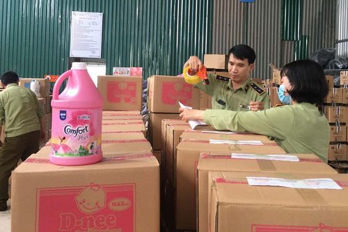 Đột kích cơ sở sản xuất nước giặt bằng 'công nghệ xô chậu'