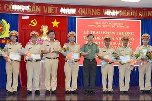 Công an TP Hồ Chí Minh khen thưởng nhiều gương người tốt, việc tốt