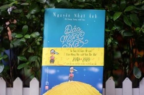 Nhà văn Nguyễn Nhật Ánh ký tặng độc giả nhân kỷ niệm 10 năm ra mắt Đảo Mộng Mơ