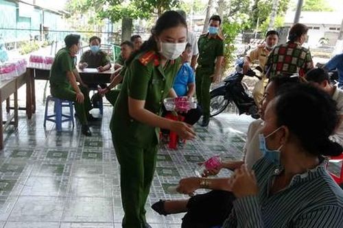 Chai nước mát tặng người dân đến làm CCCD mùa nắng nóng