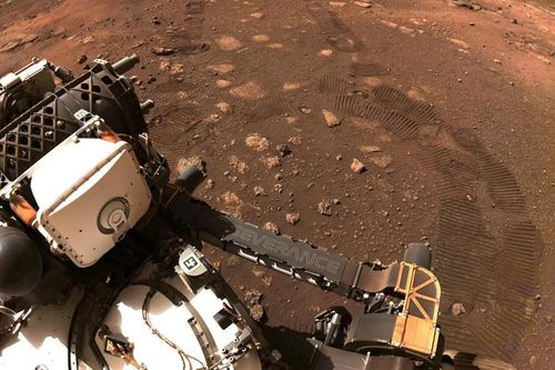 Tàu thăm dò của NASA 'đánh hơi' thấy rung lắc bí ẩn trong sao Hỏa