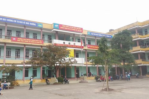 Cô giáo cắt tóc học sinh ngay tại lớp khiến phụ huynh bức xúc