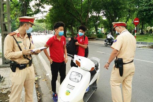Tăng cường kiểm soát học sinh đi xe máy đến trường