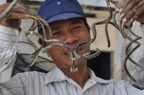 Trải lòng của người đàn ông có bộ móng tay dài 86cm khiến cán bộ công an mất gần 30 phút không thể lấy dấu vân tay để làm CCCD