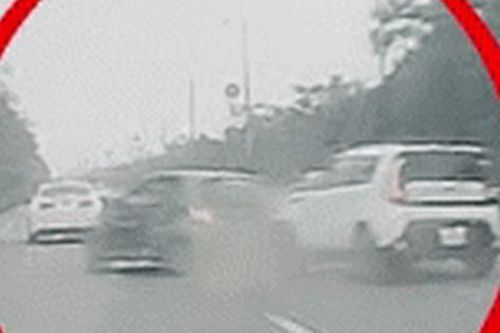 Đâm lật xe taxi, tài xế lập tức bỏ chạy khiến nhiều người phẫn nộ