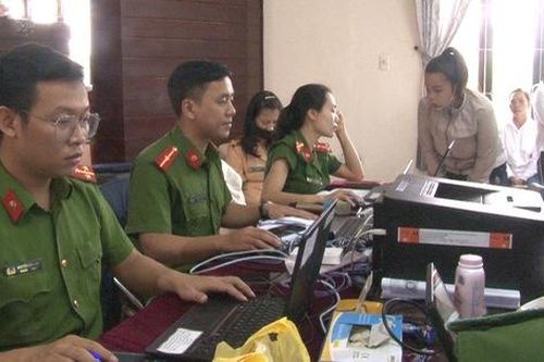 Thừa Thiên – Huế: Công an làm việc xuyên ngày, đêm cấp thẻ căn cước công dân