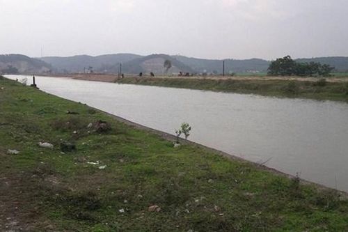 Giăng lưới, quét sông Đào tìm kiếm thi thể nam sinh lớp 6 bị nước cuốn