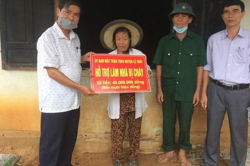 Mặt trận Lệ Thủy hỗ trợ gia đình bị cháy nhà 40 triệu đồng
