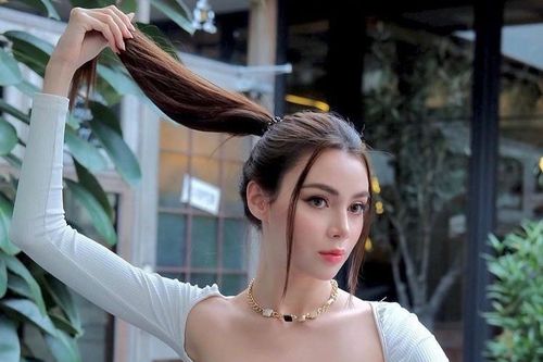 Mang cả vali quần áo tới chụp ảnh ở quán cà phê Thái Lan