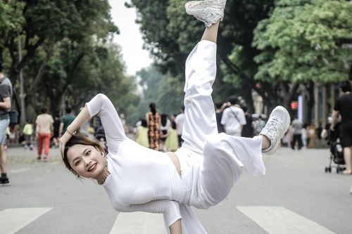 Cô gái mặc áo dài, tạo dáng hip hop trên phố đi bộ