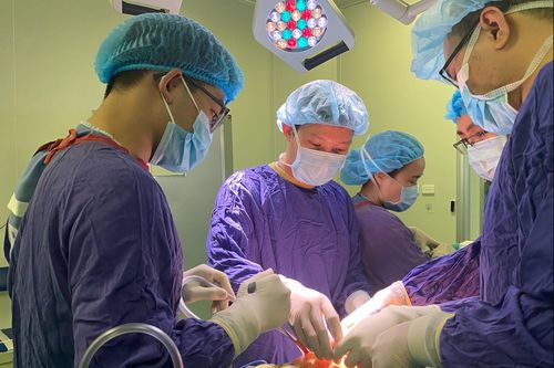 Căn bệnh khiến người phụ nữ không thể ngồi suốt 30 năm