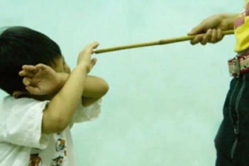 Cha đánh con tét đầu, ngăn không cho đưa vào bệnh viện