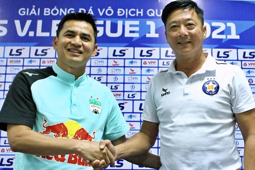 Lê Huỳnh Đức kích Kiatisuk cho HAGL chơi tấn công