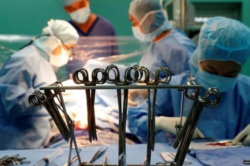 Bụng rách lộ nội tạng sau tai nạn giao thông