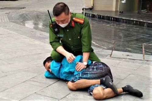 Khống chế kẻ tấn công người đi đường bằng chất bẩn