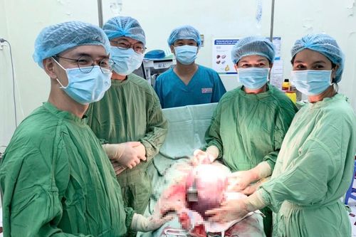 Sản phụ mang khối u buồng trứng nặng gấp đôi bào thai