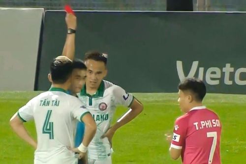 Phi Sơn vỗ tay khi đối thủ bị đuổi