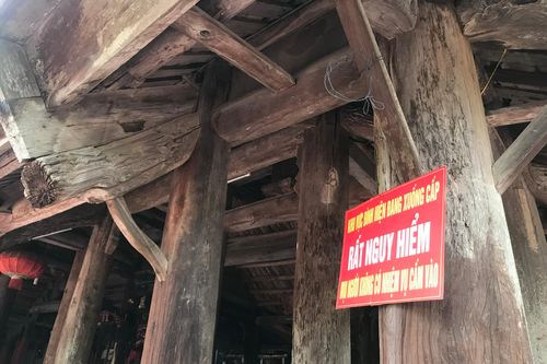 Di tích ở Hà Nội lại 'kêu cứu'... (Bài 2): 'Rất nguy hiểm, không có nhiệm vụ cấm vào'