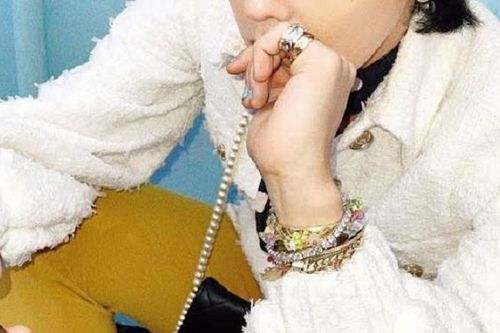 G-Dragon khoe phong cách 'ngầu lạ' trên tạp chí