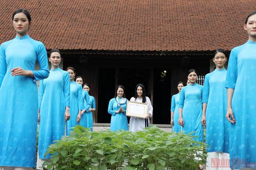 Áo dài 'kể chuyện' bốn phương