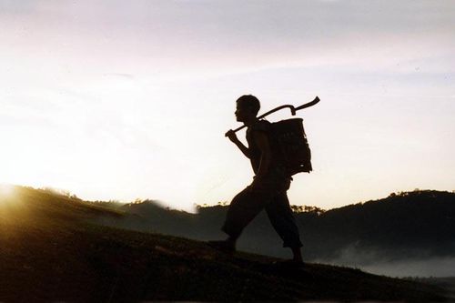 Đôi chân huyền thoại đã về núi Mẹ