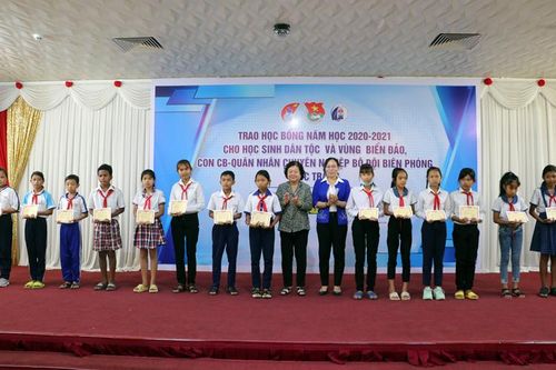 Trao 90 suất học bổng cho học sinh vượt khó học tốt tại Sóc Trăng