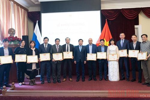 Khen thưởng cá nhân xuất sắc trong công tác cộng đồng người Việt tại LB Nga